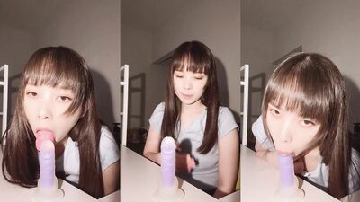 かわいい日本のティーンがプラスチックのディルドをしゃぶっている