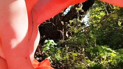 Кончаю на лицо своей мачехе на открытом воздухе