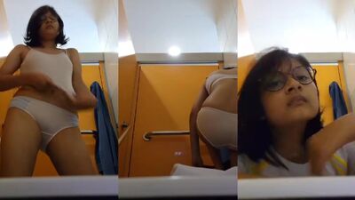 Sg ex gf changing for me while showing booty