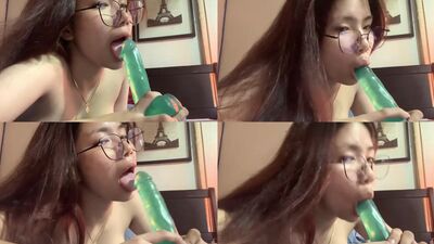 sg xmm sucking her green dildo