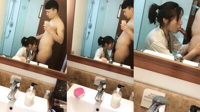 China MILF bj in toilet room