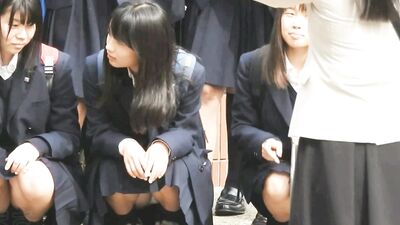 集合写真撮影で笑顔で白いパンティを披露してくれた真面目そうなJ○