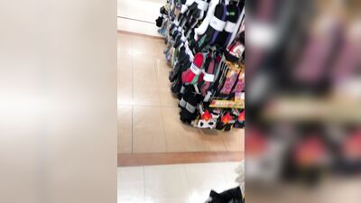 お買い物に来た若奥様